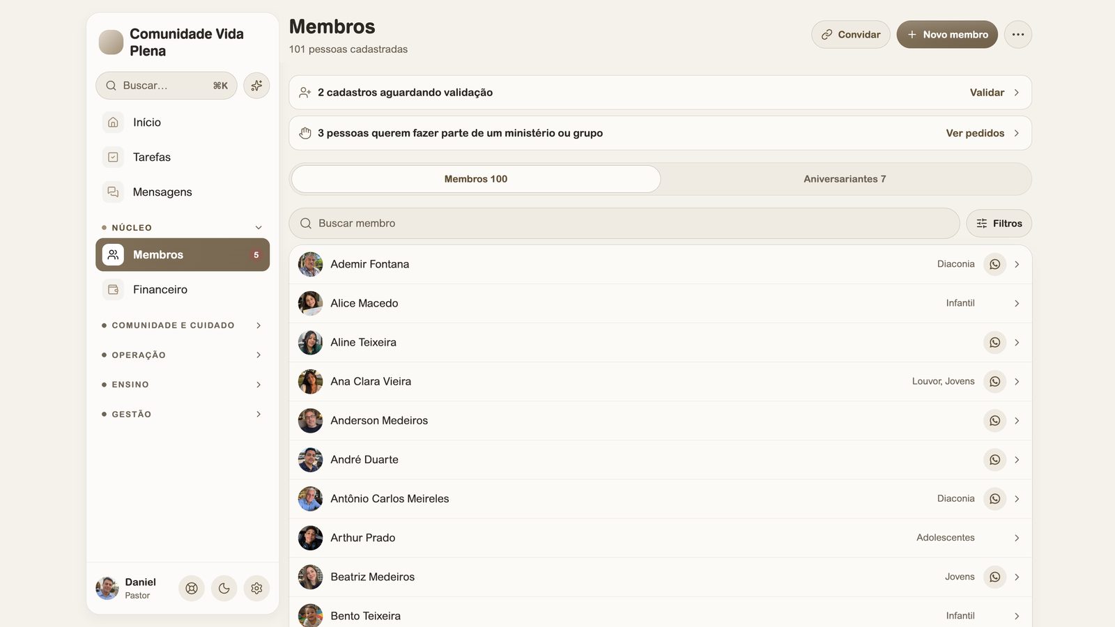 Cadastro de membros no Ponte para Igrejas: lista com foto, ministério de cada pessoa e atalho para o WhatsApp.