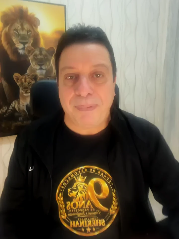 Pastor Adilson Neves olhando para a câmera, com a camiseta dos 9 anos da Shekinah.