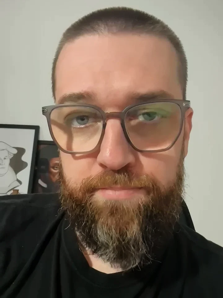 Pastor Neto Gottardi, de óculos e barba, olhando para a câmera.